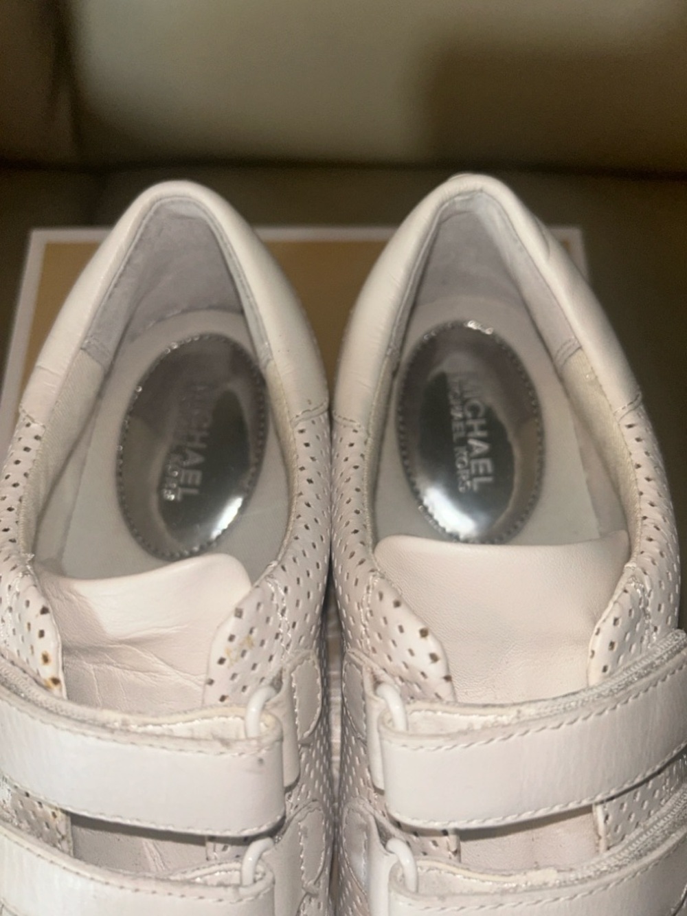“SEND UR REASONABLE OFFER” 😉 Michael Kors White Leather Triple-Velcro Sneakers 🥰 - Picture 4 of 6